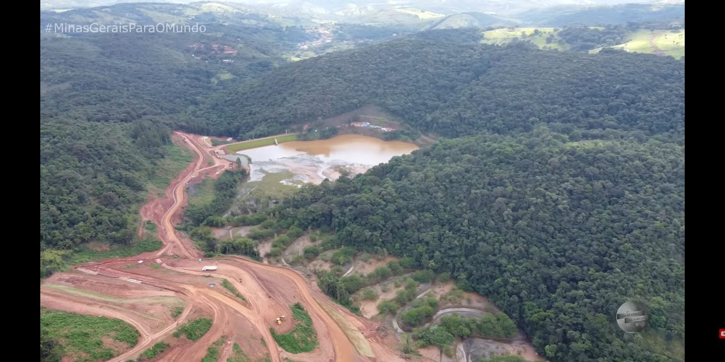 A barragem Santa Barbara, que ameaça o povoado do Paraopeba, em imagem feita por drone. Reprodução