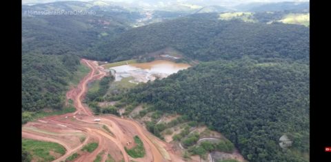 A barragem Santa Barbara, que ameaça o povoado do Paraopeba, em imagem feita por drone. Reprodução