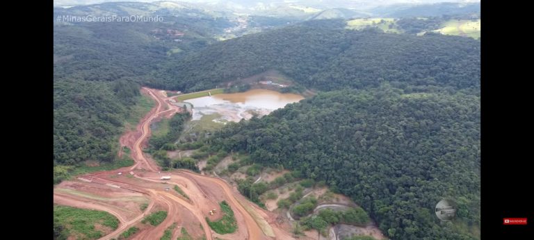 A barragem Santa Barbara, que ameaça o povoado do Paraopeba, em imagem feita por drone. Reprodução