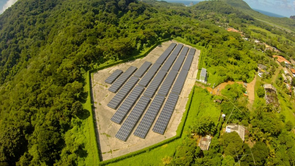 Usina Solar da Neoenergia em Fernando Noronha: investimento em tecnologia para alcançar neutralidade climática (Foto: Divulgação / Neoenergia)