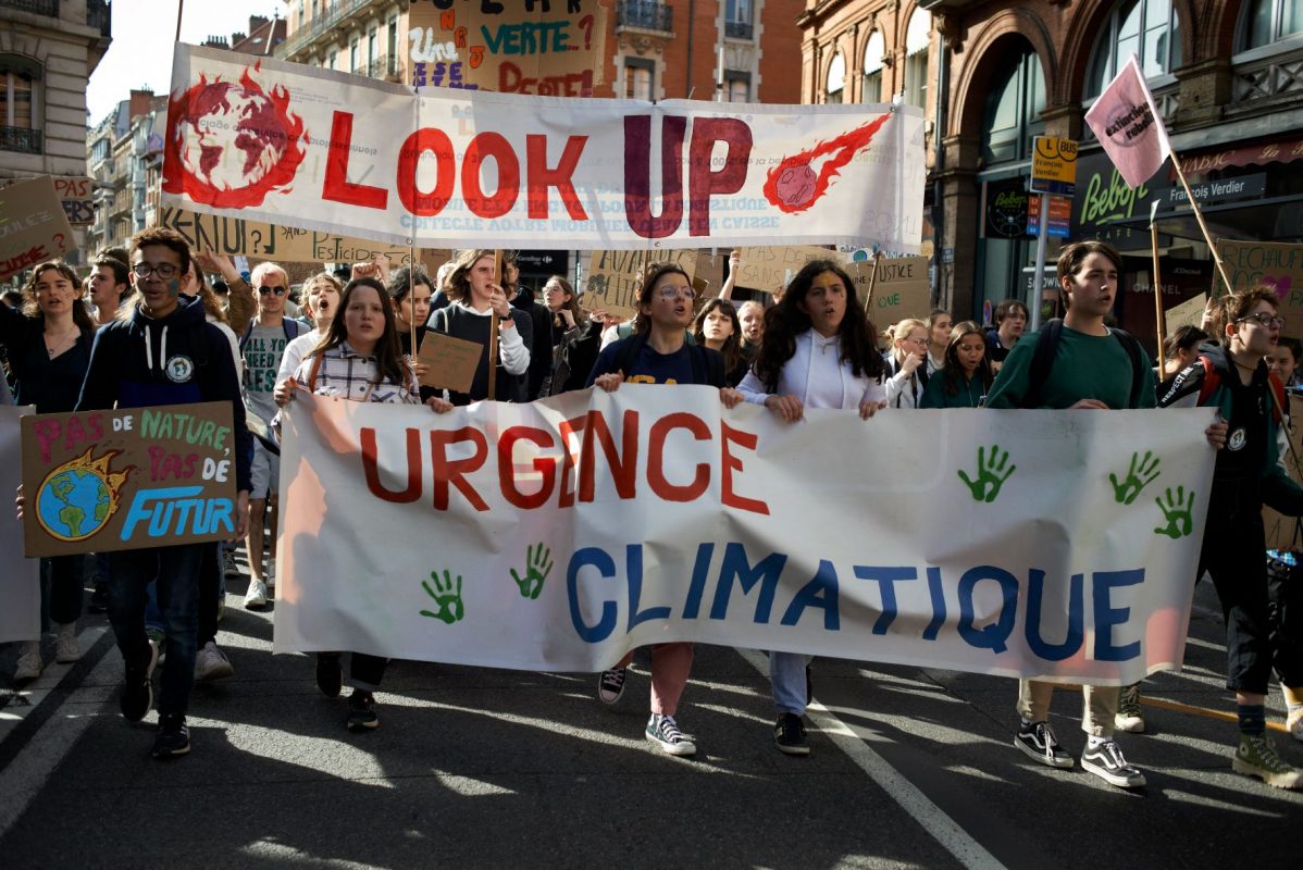 Jovens em manifestação contra a crise climática na França na mais recente ação global convocada pelo movimento Fridays For Future: última década teve o maior crescimento de emissões da história (Foto: Alain Pitton / NurPhoto / AFP - 25/03/2021)