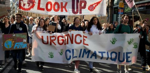 Jovens em manifestação contra a crise climática na França na mais recente ação global convocada pelo movimento Fridays For Future: última década teve o maior crescimento de emissões da história (Foto: Alain Pitton / NurPhoto / AFP - 25/03/2021)