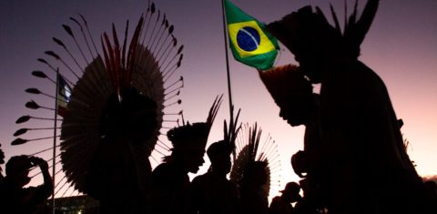 ndígenas em manifestação na Praça dos Três Poderes: construção de protagonismo com Acampamento Terra Livre e outras ações (Foto: Fernanda Pierucci)
