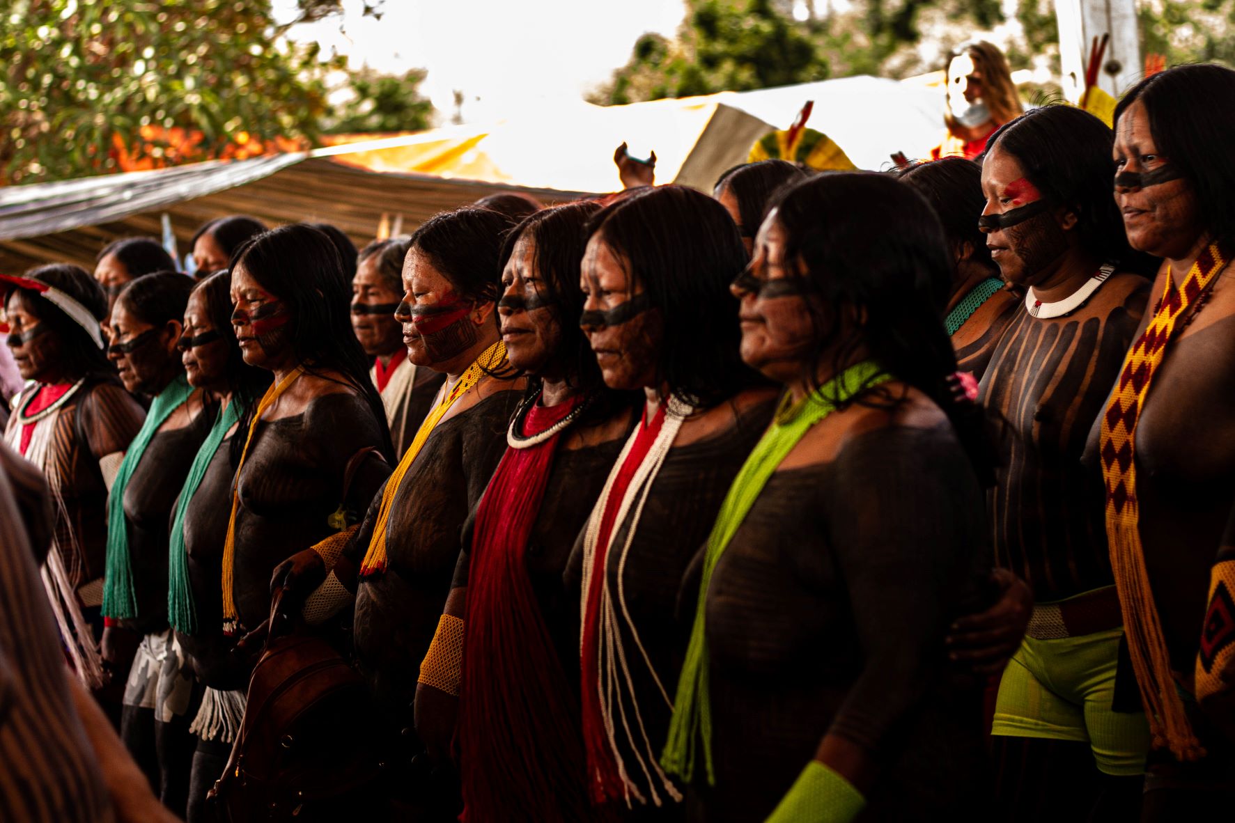 Mulheres reunidas no Acampamento Terra Livre: sete mil indígenas em Brasília para defender seus direitos e seus territórios (Foto: Fernanda Pierucci)