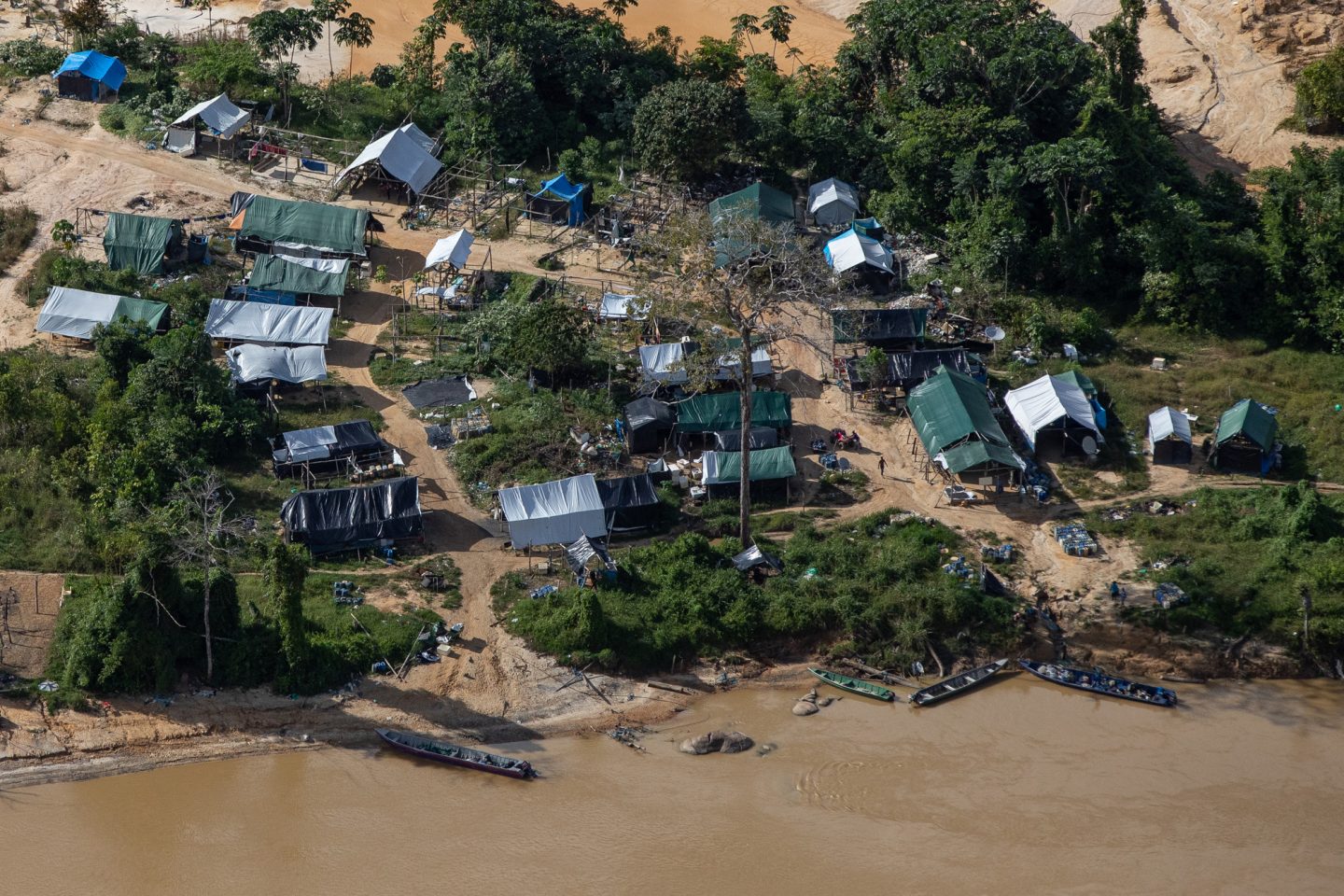 Acampamento de garimpo no Rio Uraricoera, na TI Yanomami: menina indígena de 12 anos foi estuprada e morta por garimpeiros (Foto: Bruno Kelly)