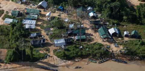 Acampamento de garimpo no Rio Uraricoera, na TI Yanomami: menina indígena de 12 anos foi estuprada e morta por garimpeiros (Foto: Bruno Kelly)