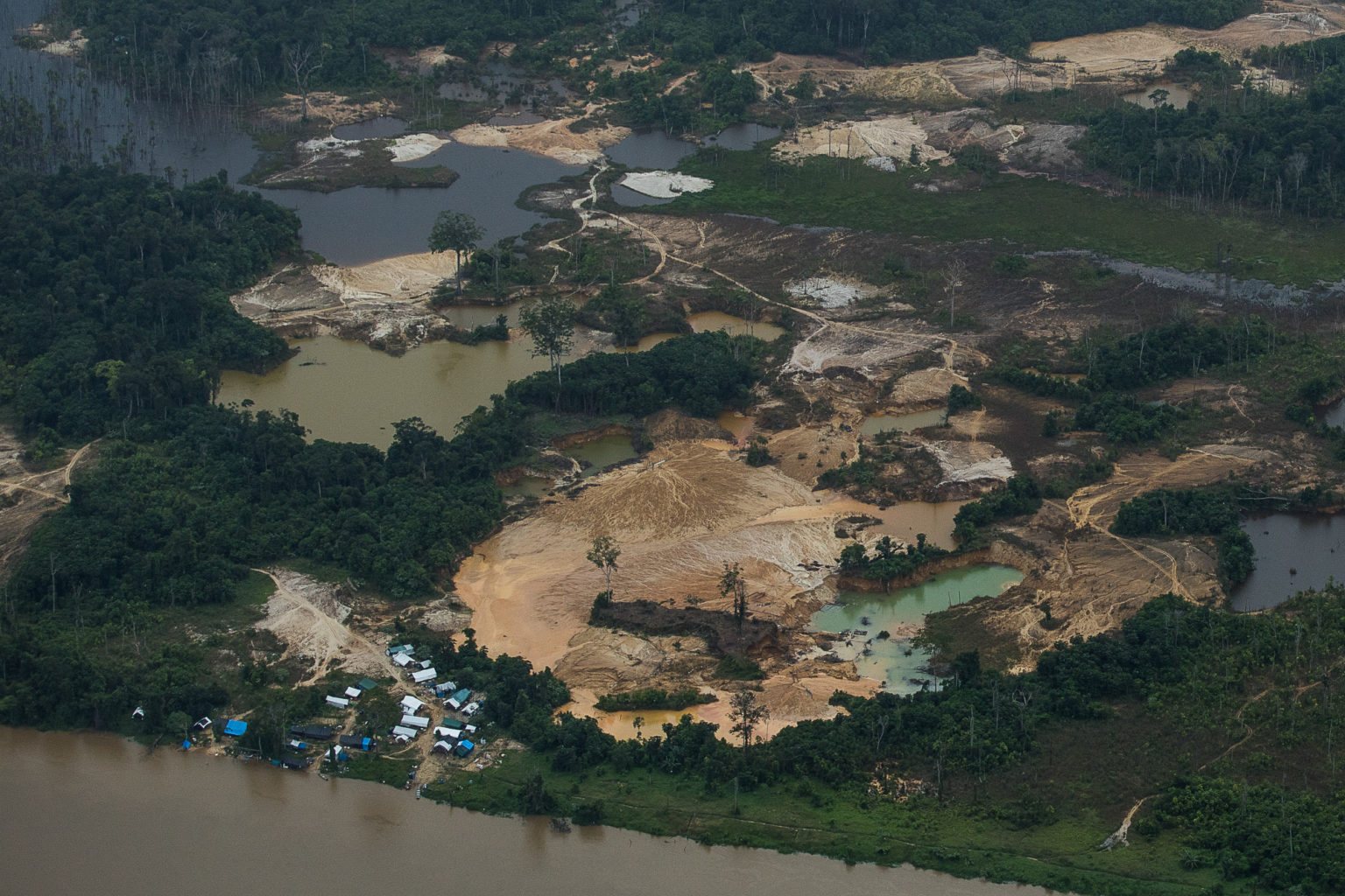 Garimpo conhecida como Tatuzão, na região do rio Uraricoera na TI Yanomami: indígenas denunciam que mais de 20 mil garimpeiros tenham invadido a Terra Indígena ( Foto: Bruno Kelly/Amazônia Real)