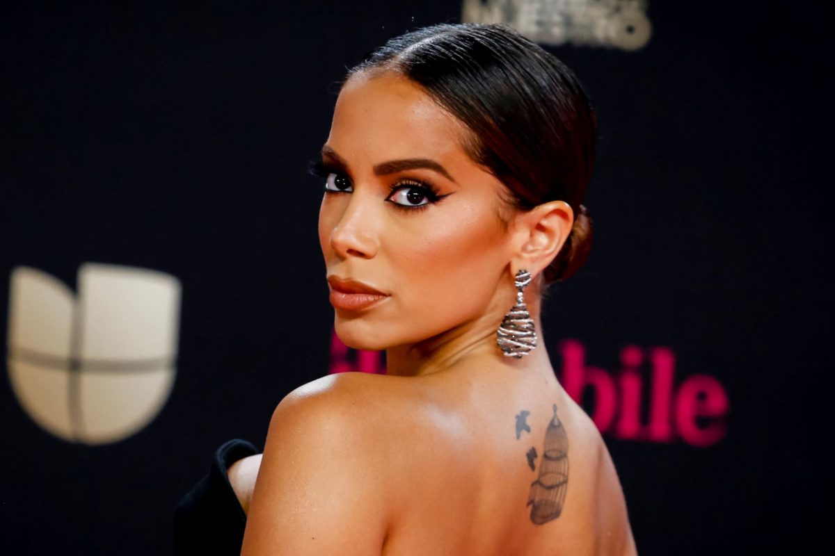 Anitta em evento em Miami: cantora é exemplo de mulher forte, livre, independente e poderosa para nova geração (Foto: AFP - 24/02/2022)