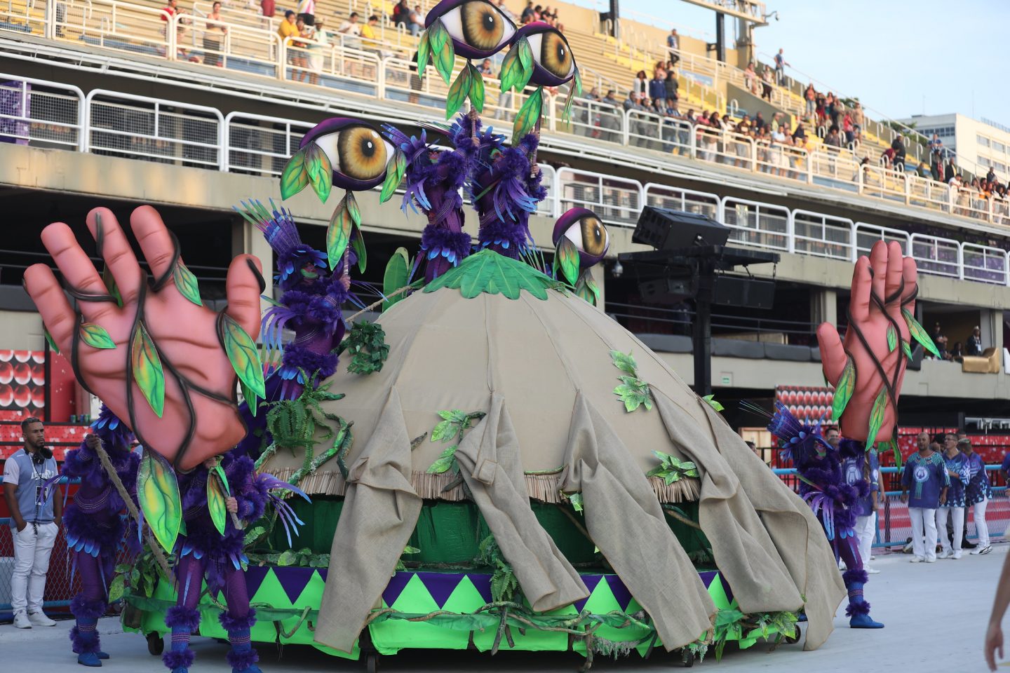 O planeta ameaçado pelos homens: enredo da Acadêmicos do Sossego inspirado por livro do xamã indígena Davi Kopenawa (Foto: Fábio Motta / Riotur)