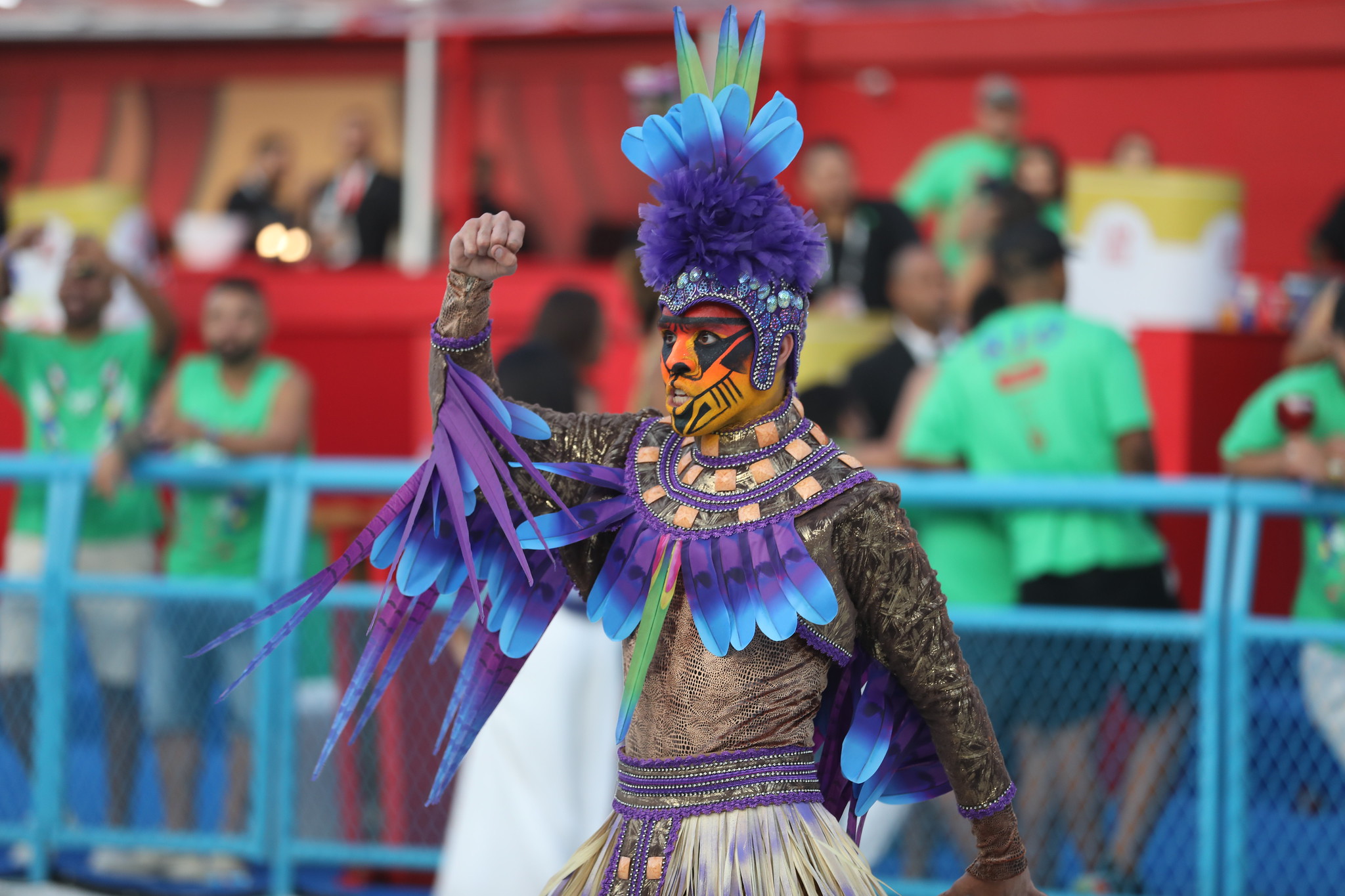 Xamã, líder espiritual indígena, representado no desfile da Acadêmicos do Sossego: visões das ameaças ao planeta e aos indígenas, inspiradas por Davi Kopenawa (Foto: Fábio Motta / Riotur)
