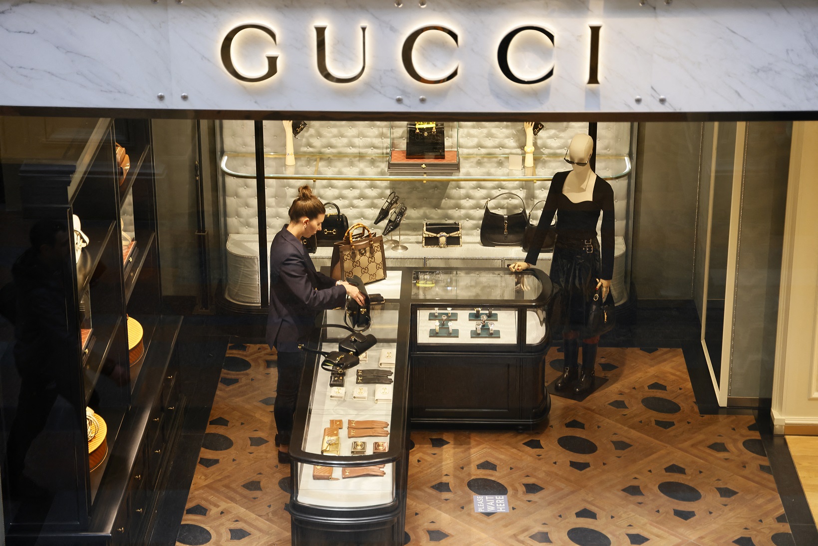 Fachada de uma das lojas da Gucci, em Moscou. Cerca de 400 empresas deixaram o país após o início da invasão da Ucrânia. Foto Sefa Karacan/Anadolu Agency