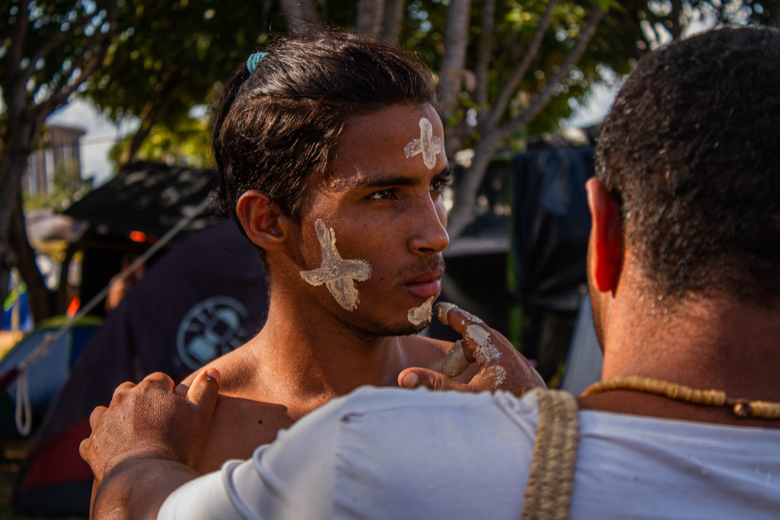 Jovem Pankararu se prepara para ritual no Acampamento Terra Livre: espiritualidade ajuda a unir povos indígenas (Foto: Fernanda Pierucci e Ramon Vellasco)