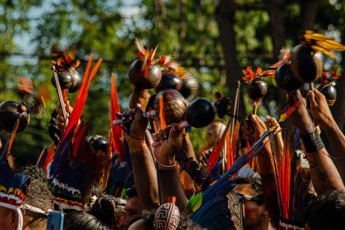 Pataxós e seus maracás em ritual no Acampamento Terra Livre: "Quando pegamos o maracá e balançamos, todos no ritual ficam sem cansaço e sem medo", conta pajé Timbira (Foto: Fernanda Pierucci e Ramon Vellasco)