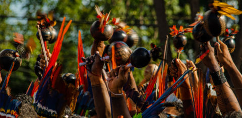 Pataxós e seus maracás em ritual no Acampamento Terra Livre: "Quando pegamos o maracá e balançamos, todos no ritual ficam sem cansaço e sem medo", conta pajé Timbira (Foto: Fernanda Pierucci e Ramon Vellasco)