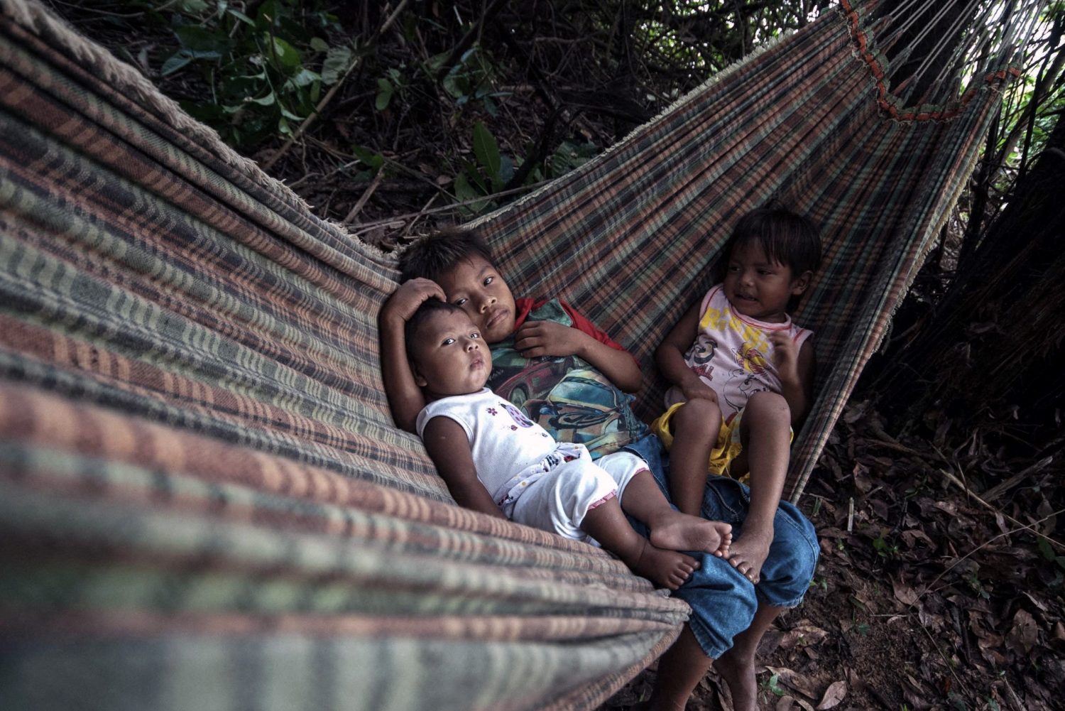 Crianças da Povo Munduruku brincam na rede. Hoje, os indígenas representam menos de 1% da população total. Foto Anderson Barbosa/AFP