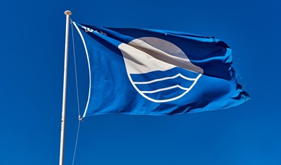 A cobiçada Bandeira Azul, símbolo de praia sustentável. Foto Divulgação