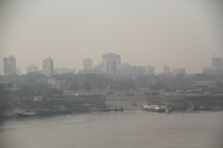 Fumaça de queimadas encobrem Porto Velho, Rondônia, cidade com a pior qualidade do ar entre as analisadas no Brasil: relatório alerta para incêndios florestais e desmatamentos (Foto: Ésio Mendes / Governo de Rondônia)