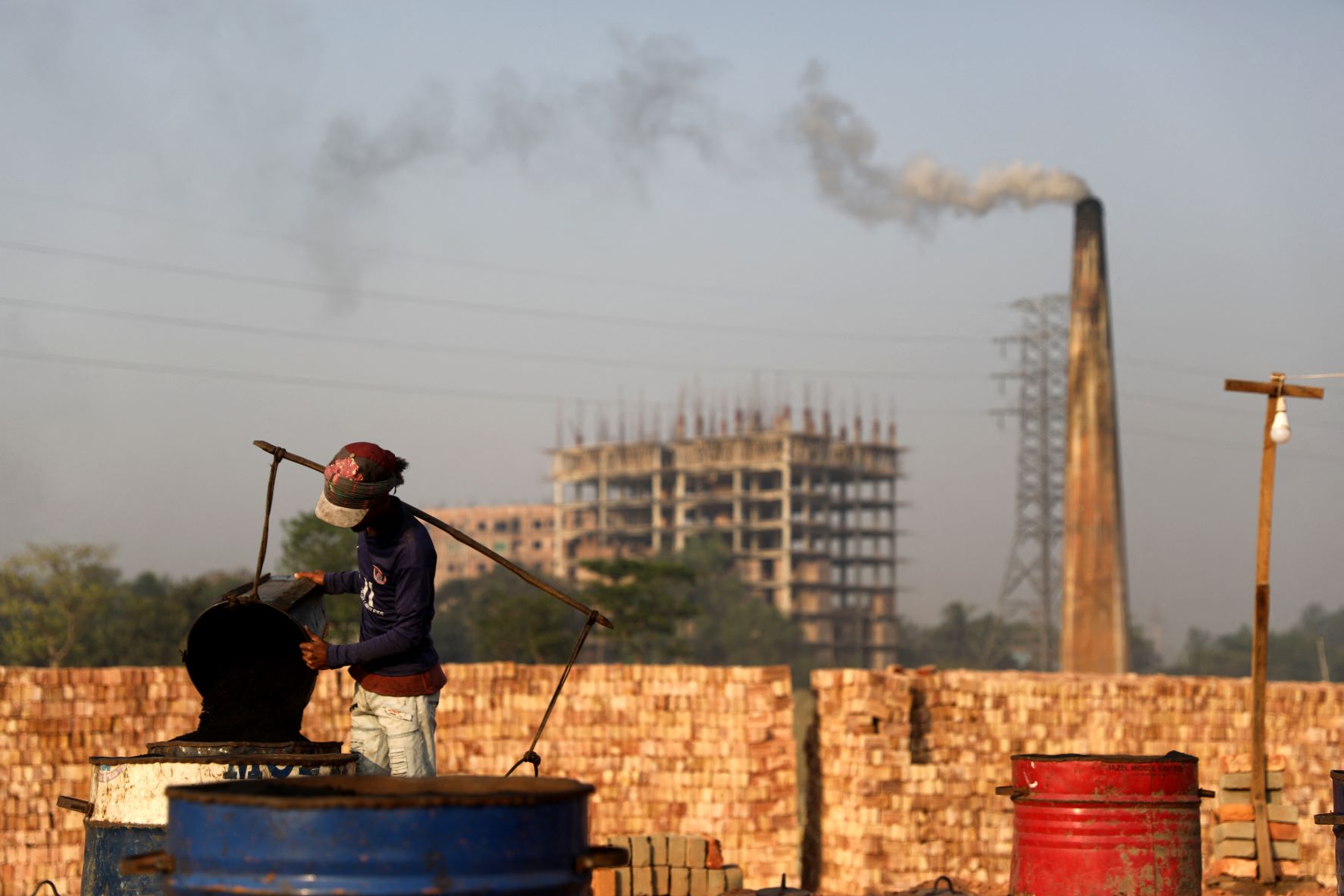 Fumaça de fábrica polui o ar de Dhaka: capital de Bangladesh: de acordo com estudo, país tem a pior qualidade do ar do mundo (Foto: Syed Mahamudur Rahman / NurPhoto / AFP - 22/03/2017)