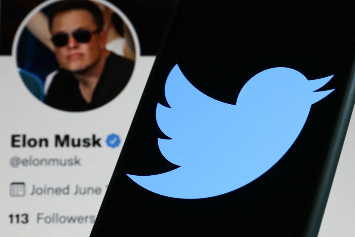 Logo do Twitter e o perfil de Elon Musk na rede social em telas de celulares: oferta para compra destaca papel da plataforma e ameaça às suas características únicas (Foto: Jakub Porzycki / NurPhoto / AFP)