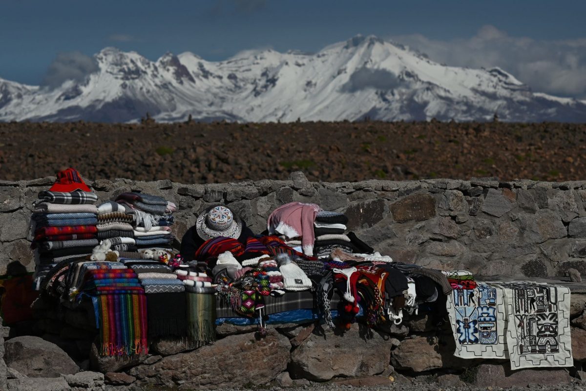 Venda de souvenir no Mirador de Los Andes, na estrada de Arequipa ao Canyon Colca: geleiras andinas perderam 42% da superfície (Foto: Artur Widak / NurPhoto / AFP - 09/04/2022)