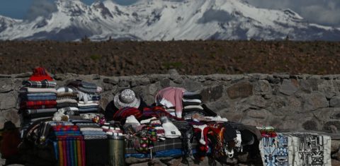 Venda de souvenir no Mirador de Los Andes, na estrada de Arequipa ao Canyon Colca: geleiras andinas perderam 42% da superfície (Foto: Artur Widak / NurPhoto / AFP - 09/04/2022)