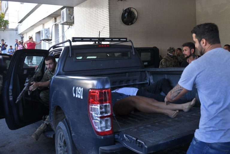 Agentes deixam corpos no hospital: operação com 22 mortos é fracasso e vergonha para a polícia do Rio (Mauro Pimentel / AFP)