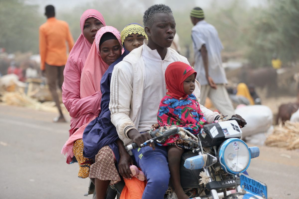Família divide uma moto para se descolar pelas ruas de Niger, um dos países mais pobres do mundo. Com uma população de 24 milhões pessoas, o país vive em condições precárias, onde falta eletricidade, transporte e, especialmente, alimentação e água potável. Foto Omer Urer/Anadolu Agency via AFP