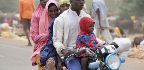 Família divide uma moto para se descolar pelas ruas de Niger, um dos países mais pobres do mundo. Com uma população de 24 milhões pessoas, o país vive em condições precárias, onde falta eletricidade, transporte e, especialmente, alimentação e água potável. Foto Omer Urer/Anadolu Agency via AFP