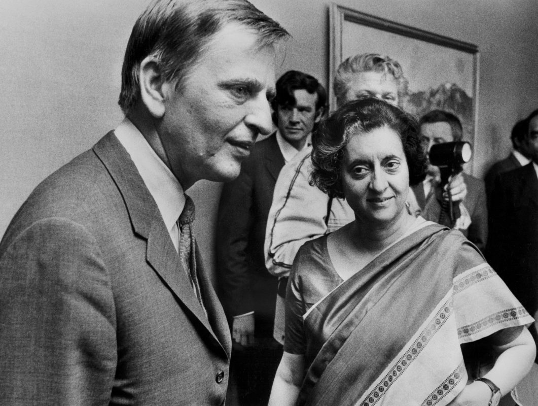O primeiro-ministro sueco, Olof Palme, recebe Indira Gandhi, em 5 de junho de 1972, durante a Conferência das Nações Unidas sobre o Meio Ambiente Humano (UNCHS) em Estocolmo. (Foto Scanpix via AFP)