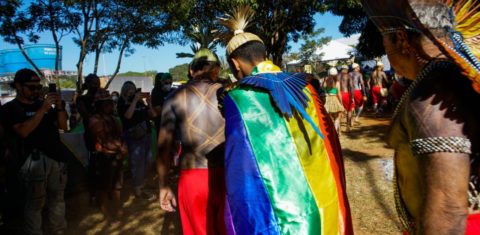 Indígena com a bandeira do arco-íris na primeira plenária LGBT+ nos 18 anos da história do Acampamento Terra Livre, em Brasília. Foto Juliana Pesqueira/Proteja Amazônia/Apib