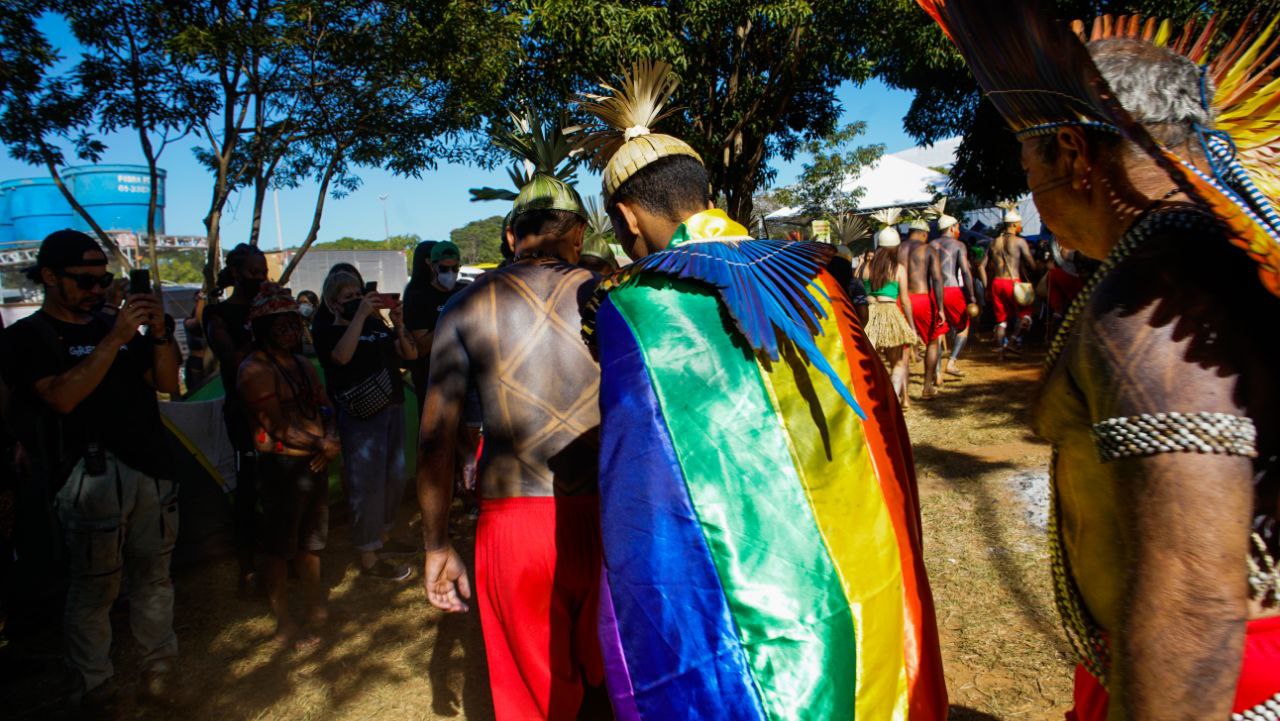 Indígena com a bandeira do arco-íris na primeira plenária LGBT+ nos 18 anos da história do Acampamento Terra Livre, em Brasília. Foto Juliana Pesqueira/Proteja Amazônia/Apib