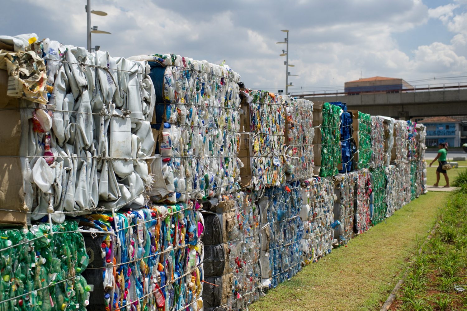 Uma instalação em São Paulo do artista plástico brasileiro Eduardo Srur feita com blocos de material reciclado. Foto Yasuyoshi Chiba/AFP