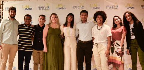 Finalistas do Lab Jovem, do FrancEcoLab, no encontro para premiação no Rio: objetivo de criar rede de ativistas ambientais (Foto: Divulgação/Embaixada da França)