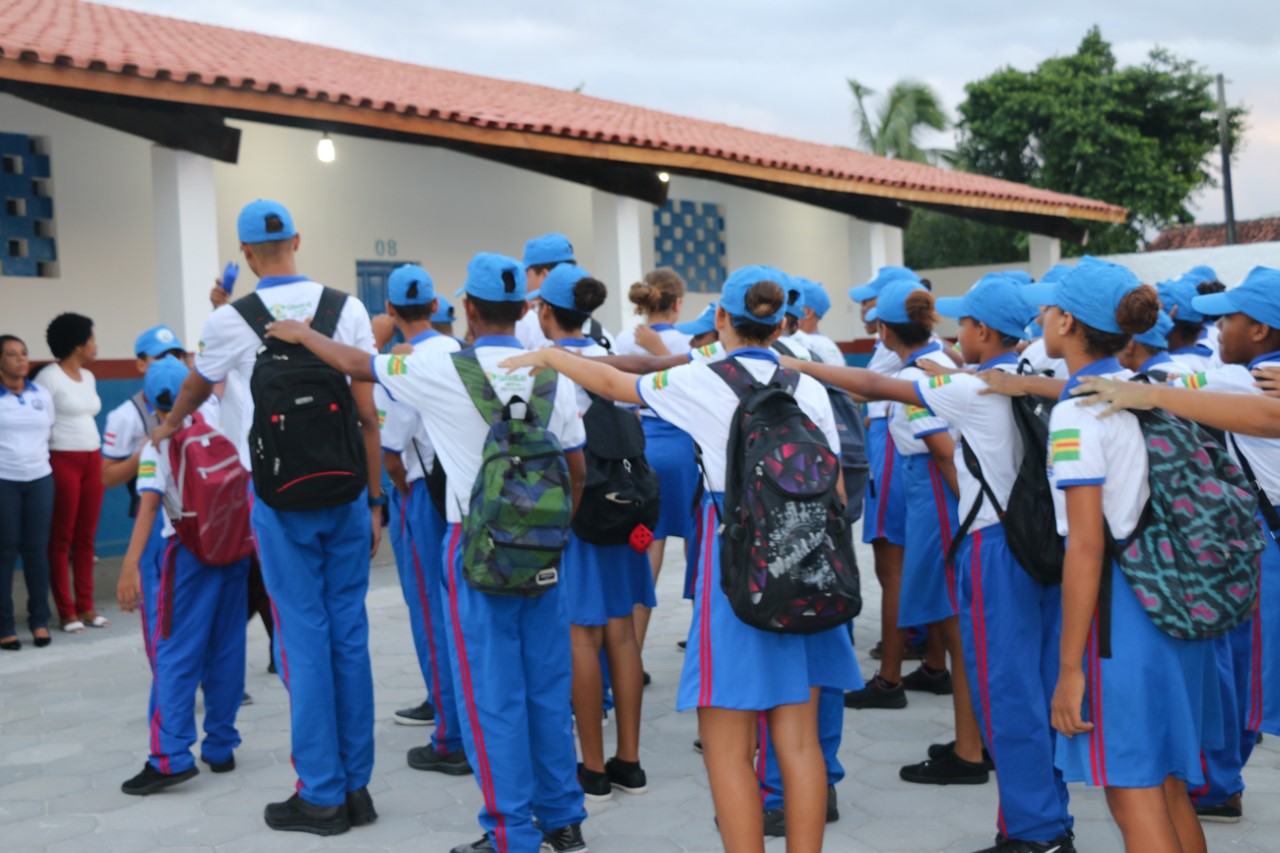Alunos de escola municipal de Caravelas, no Sul da Bahia, que usa o Sistema CPM: 66 normas comportamentais e de apresentação pessoal (Foto: Prefeitura de Caravelas)