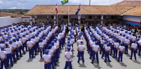 Alunos formados na Escola Municipal Professora Maria José dos Santos Lima, em Piripiranga, conveniada ao Sistema do Colégio da Polícia Militar: ensino militarizado avança na Bahia (Foto: Prefeitura de Piripiranga / Divulgação 10/05/2019)