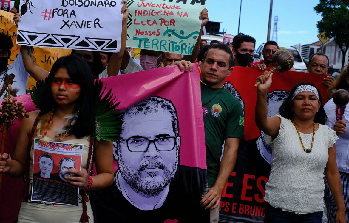 Manifestação em frente a sede da Funai em Manaus após a notícia da confirmação dos homicídios de Bruno Pereira e Dom Phillips: comoção e revolta no Amazonas (Foto: Alberto César Araújo/Amazônia Real)