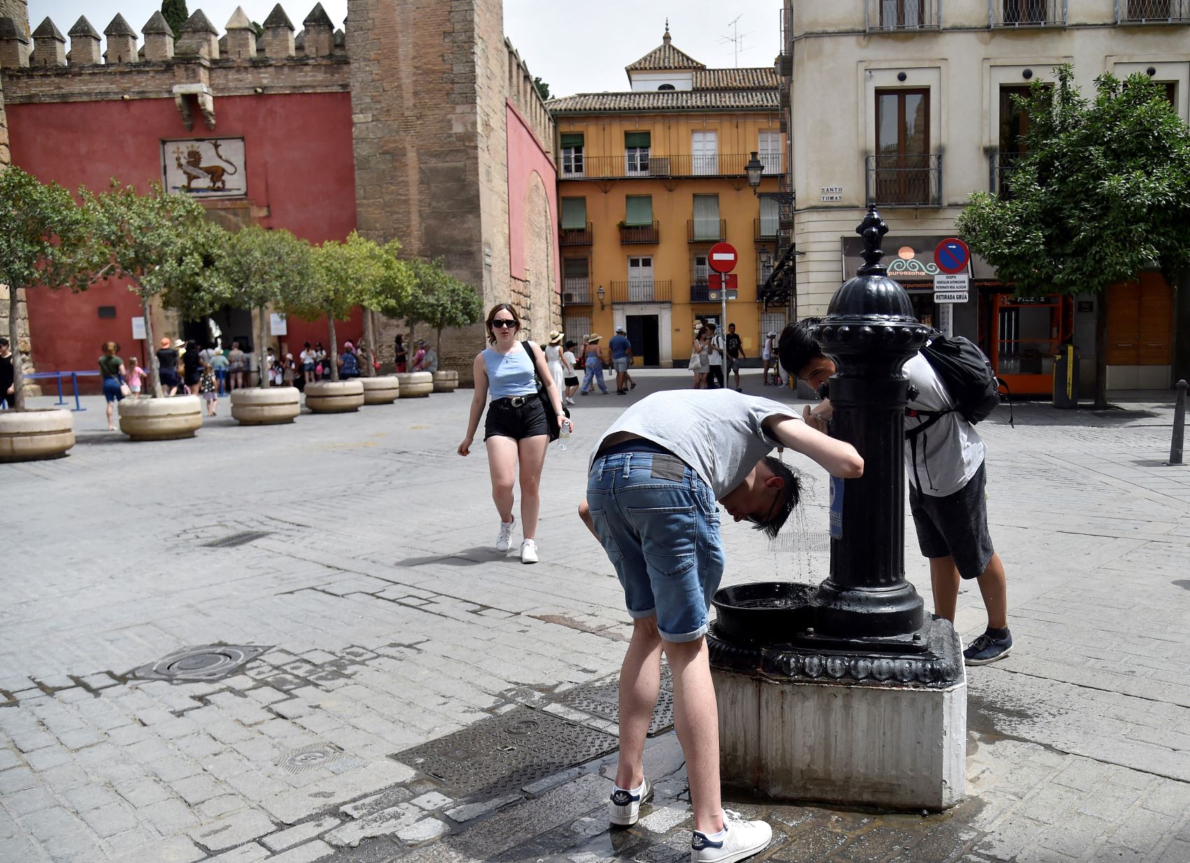 Jovens se refrescam em fonte pública para enfrentar calor de mais de 40 graus em Sevilha: Espanha registrou calor recorde em maio e junho (Foto: Cristina Quicler / AFP)