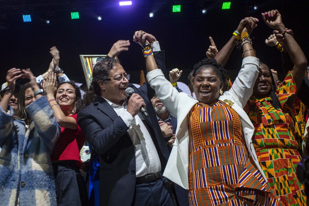 Gustavo Petro e Francia Márquez celebram a sua vitória no Movistar Center, em Bogotá. Foto Robert Bonet/NurPhoto via AFP