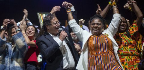 Gustavo Petro e Francia Márquez celebram a sua vitória no Movistar Center, em Bogotá. Foto Robert Bonet/NurPhoto via AFP