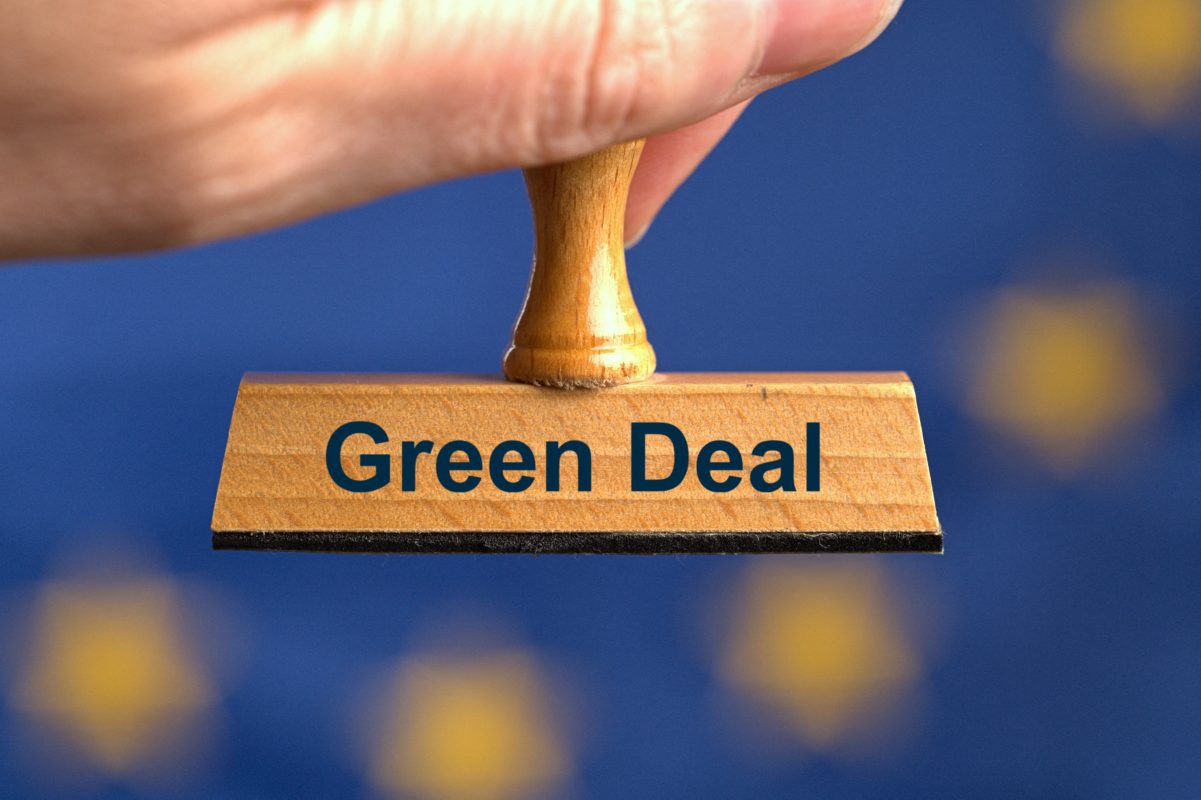 Um selo simbólico de madeira mostra as palavras "Green Deal", acordo verde, que representa o compromisso de governos e empresas em zerar as emissões de gases de efeito estufa até 2050. Foto Torsten Sukrow/SuluPress via AFP