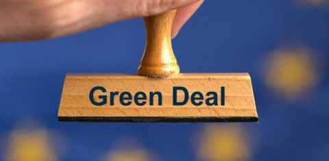 Um selo simbólico de madeira mostra as palavras "Green Deal", acordo verde, que representa o compromisso de governos e empresas em zerar as emissões de gases de efeito estufa até 2050. Foto Torsten Sukrow/SuluPress via AFP
