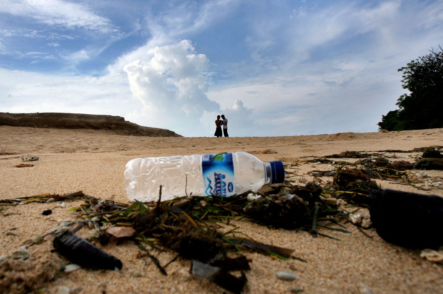Garrafa plástica jogada em uma praia de Bali, na Indonésia. Compromisso das empresas com a sustentabilidade ainda é pequeno diante do desafio. Foto Jewel Samad/AFP