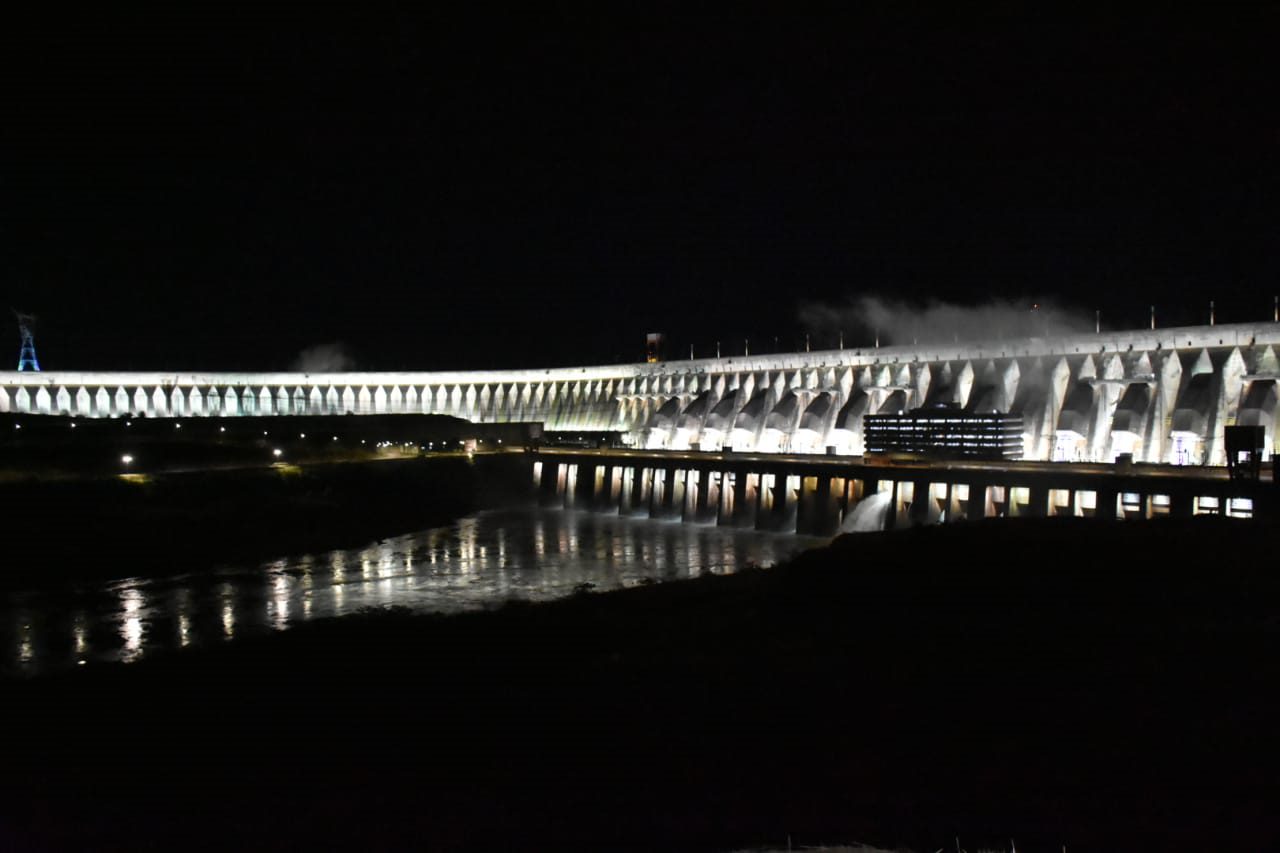 Imagem noturna da Hidrelétrica de Itaipu durante a cerimônia de encerramento do Simpósio. Foto Ever Portillo/Itaipu Binacional