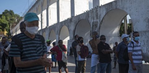 Fila de sem teto para receber quentinhas na Lapa, Rio de Janeiro, no auge da pandemia: estudo da Rede Penssan mostra desigualdades na insegurança alimentar de um estado para outro (Foto: Mauro Pimentel / AFP - 05/05/2021)