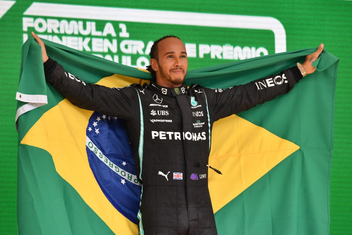 Lewis Hamilton celebra vitória em Interlagos: até heptacampeão da Fórmula 1, chamado de "neguinho", sofre racismo no Brasil (Foto: Nelson Almeida / AFP - 14/11/2021)