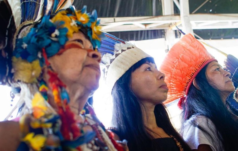 Lideranças indígenas em acampamento em Brasília: mulheres protagonizam movimento (Foto: Samela Sateré Mawé)