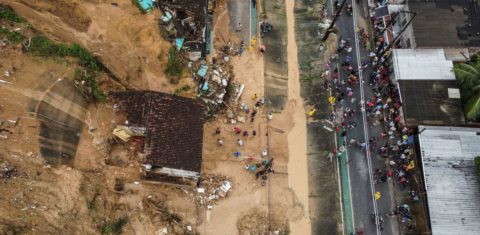 Deslizamento de encostas sobre casas em Recife durante temporal no fim de maio: debate no Fórum do Desenvolvimento Sustentável das Cidades discute adaptação à crise climática (Foto: Diego Nigro / Prefeitura do Recife - 29/05/2022)