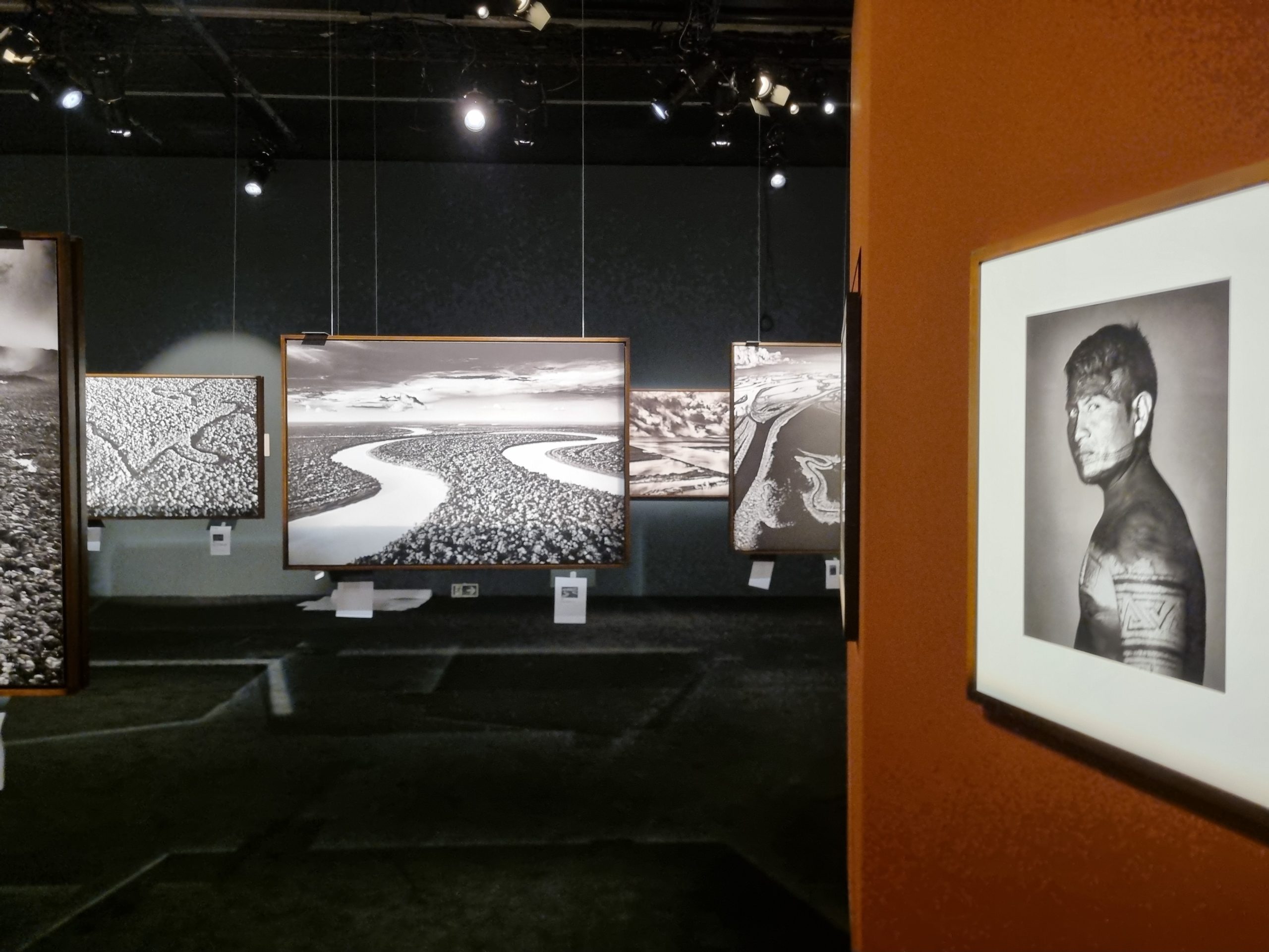 Montagem da exposição Amazônia, de Sebastião Salgado, no Museu do Amanhã: aberta ao público a partir de 19 de julho (Foto: Oscar Valporto)