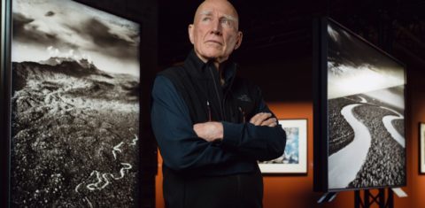 Sebastião Salgado entre as fotos de sua Amazônia: "hoje quem lidera a defesa da Amazônia são os próprios indígenas" (Foto: Philippe Petit)