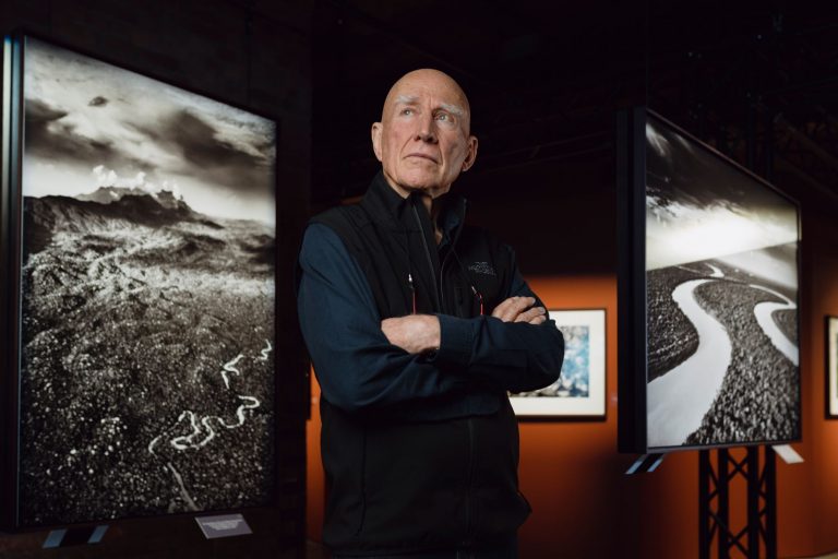 Sebastião Salgado entre as fotos de sua Amazônia: "hoje quem lidera a defesa da Amazônia são os próprios indígenas" (Foto: Philippe Petit)